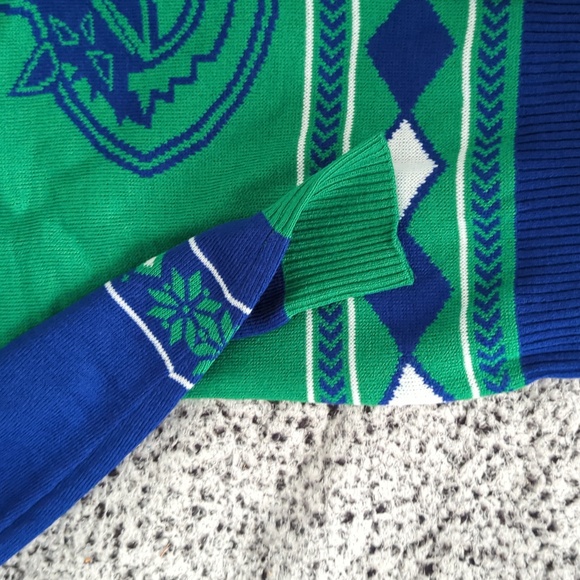 Vancouver Canucks Women's Christmas NHL sweater size Large New - Picture 3 of 10